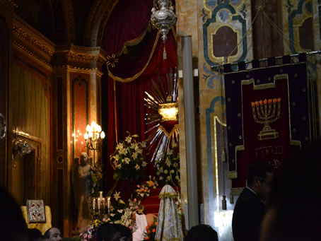 037 Blessed Sacrament still on the Altar of Repose