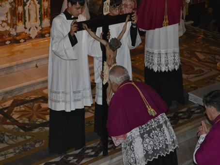 092 Mgr George Farrugia  kisses the Cross