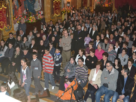 107 The faithful line up to kiss the Cross