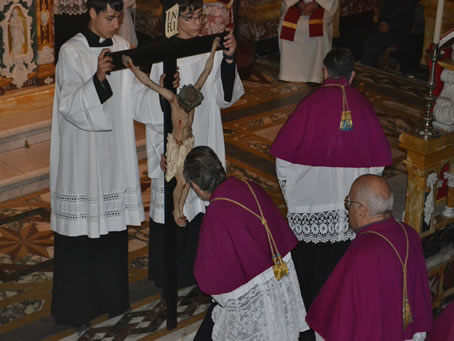 094 Canon John Bartolo kisses the Cross 