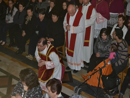 084 Archpriest proceeds to adore the Cross