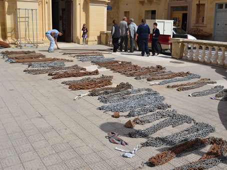 006 Chains laid out for procession