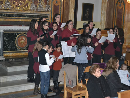 61 Choir Voci Angeliche singing the Sanctus