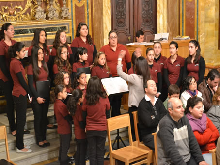 039 Choir singing during the Offeringa