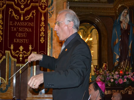 100 Playing the Hymn 'In Front of the Crucified'