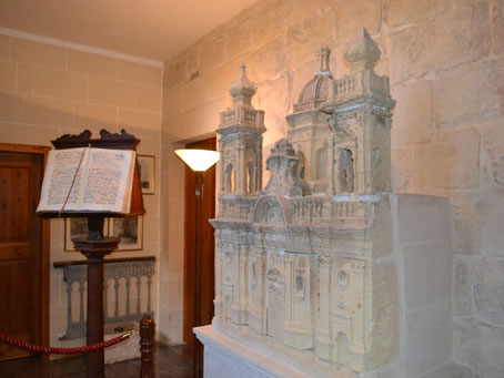 114 Stone model of the Basilica