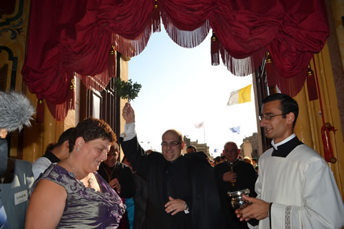 DSC_0617 Sprinkling Holy Water on the Congregation