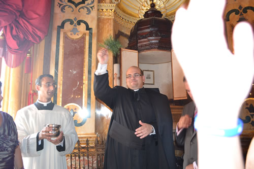 DSC_0615 Sprinkling Holy Water on the Congregation