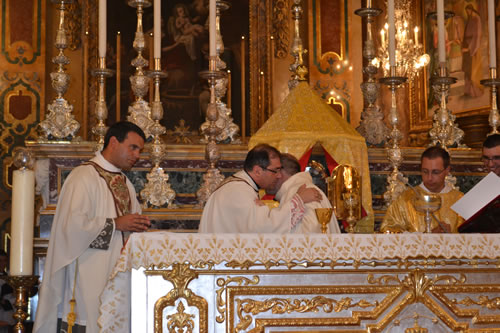 DSC_0756 Embracing in Peace Mgr Archpriest