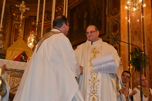 DSC_0814 Making a presentation to Archpriest Mgr Carmelo Refalo