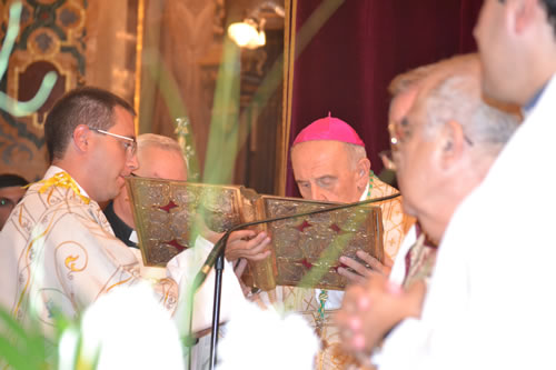 078 Archbishop kisses the Gospel