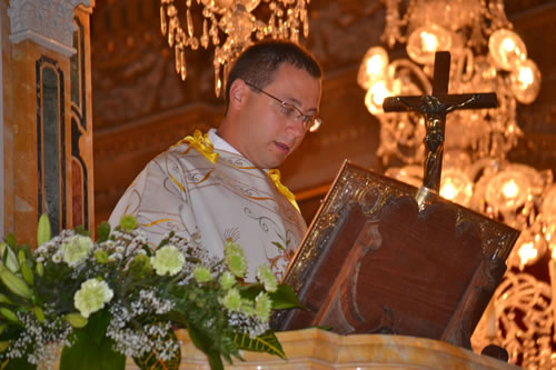 075 Deacon reading the Gospel