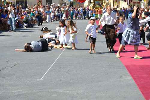 DSC_0268 Bombs start falling and people fall dying