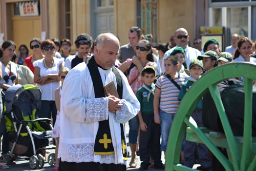 DSC_0225 Parish Priest Vincenz Cauchi accompanies the victims