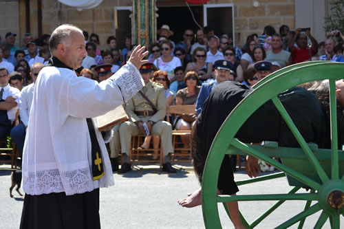 DSC_0231 Parish Priest Vincenz Cauchi blesses the victims