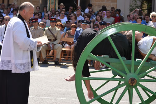 DSC_0229 Parish Priest Vincenz Cauchi praying over the victims