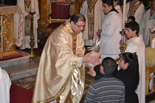 DSC_0074 Archpriest receives the image of baby Jesus