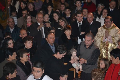 DSC_0069 Parents and children hand each other the image