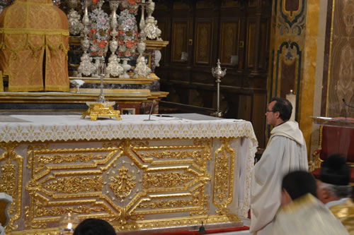 DSC_0082 Relic stands on High Altar for veneration