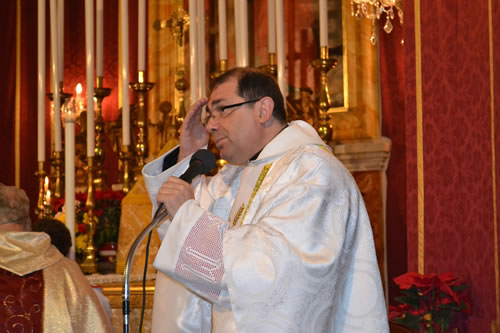 DSC_0231 Mgr Carmelo Refalo Xaghra Archpriest at start of Mass