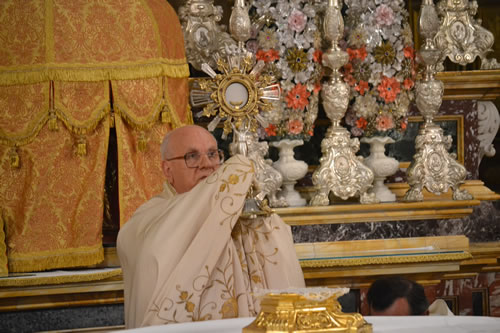 DSC_0158 Benediction with Holy Eucharist