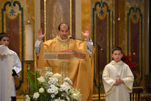 003 Fr Richard  N Farrugia celebrating Mass