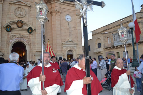 DSC_0273 Procession leaves the Basilica