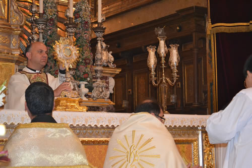 DSC_0272 Placing the Holy Host in the monstrance