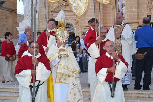 DSC_0288 Aechpriest Mgr Carmelo Refalo carrying the Holy Eucharist