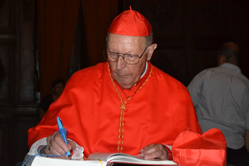 DSC_0471 Signing the Visitors' Book