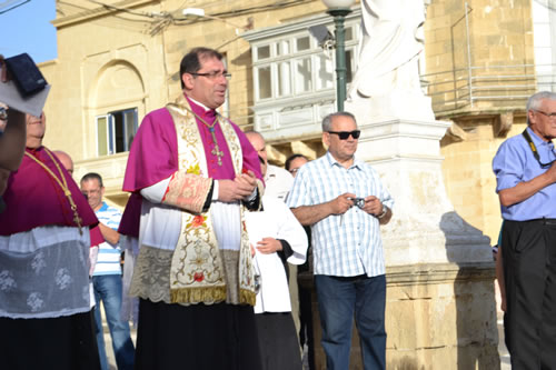 15 Archpriest ready to welcome the Cardinal