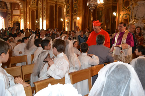 64 Meeting children who recently received their First Holy Communion