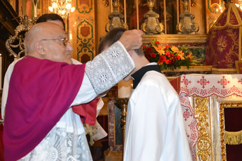 053 Candidate of Confirmation receives the Crucifix