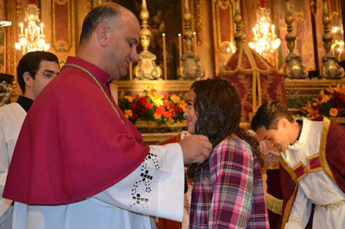 043 Candidate of Confirmation receives the Crucifix