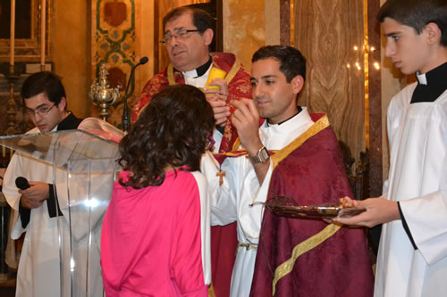 027 Candidate of Confirmation receives the Crucifix