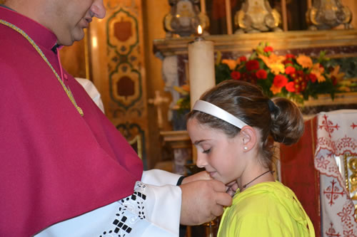 047 Candidate of Confirmation receives the Crucifix