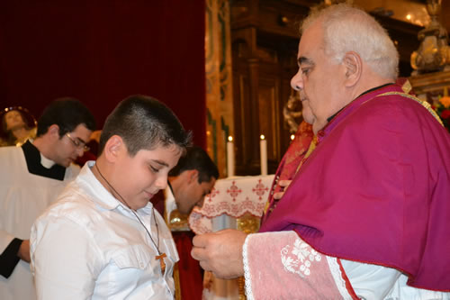 035 Candidate of Confirmation receives the Crucifix