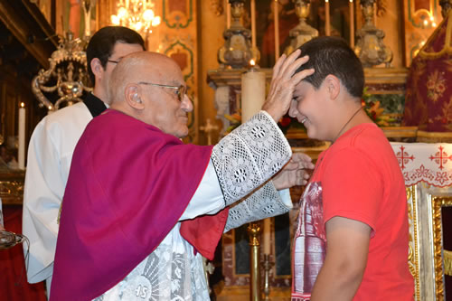 052 Candidate of Confirmation receives the Crucifix