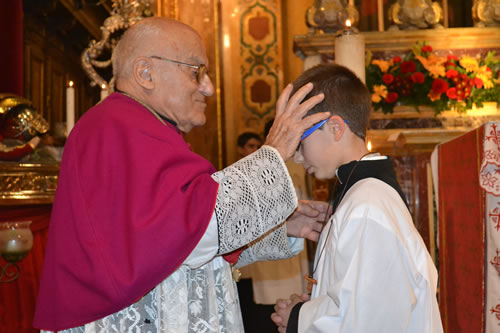 061 Candidate of Confirmation receives the Crucifix