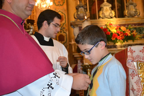 045 Candidate of Confirmation receives the Crucifix