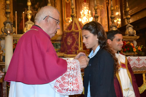 040 Candidate of Confirmation receives the Crucifix