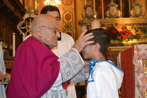 057 Candidate of Confirmation receives the Crucifix