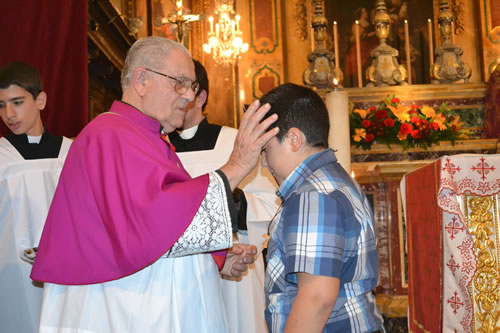 050 Candidate of Confirmation receives the Crucifix