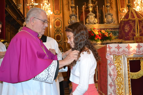 049 Candidate of Confirmation receives the Crucifix