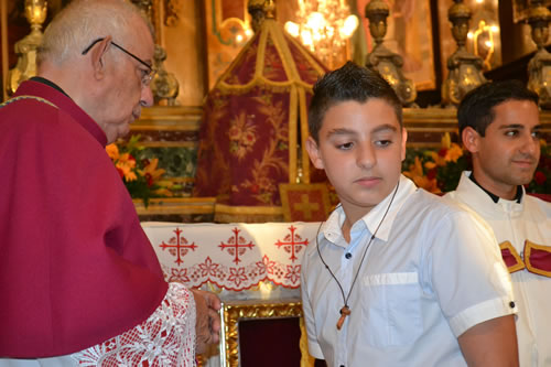 042 Candidate of Confirmation receives the Crucifix