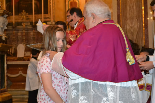 030 Candidate of Confirmation receives the Crucifix