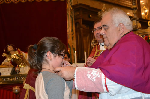 033 Candidate of Confirmation receives the Crucifix