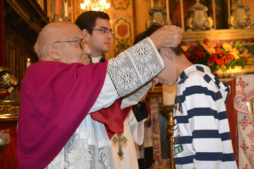 059 Candidate of Confirmation receives the Crucifix