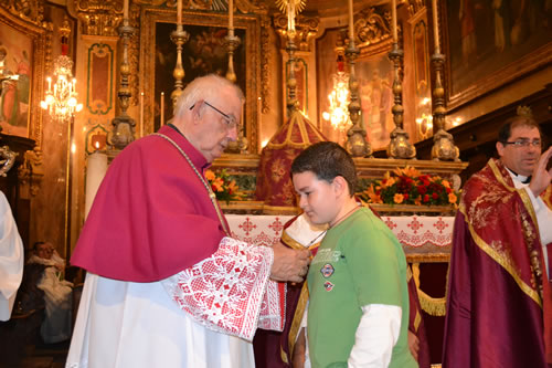 039 Candidate of Confirmation receives the Crucifix