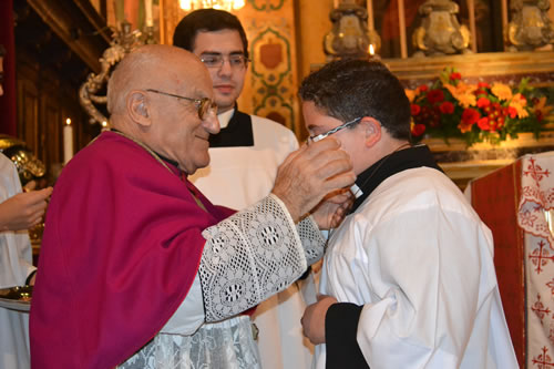 056 Candidate of Confirmation receives the Crucifix